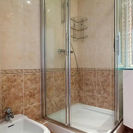 Stunning 2 Bed On The Seafront Of In A High Class Secure Building With Swimming Pool 463 *